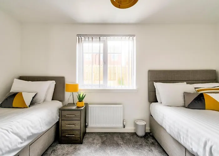2-Bedroom Holiday Home With Private Garden & Parking