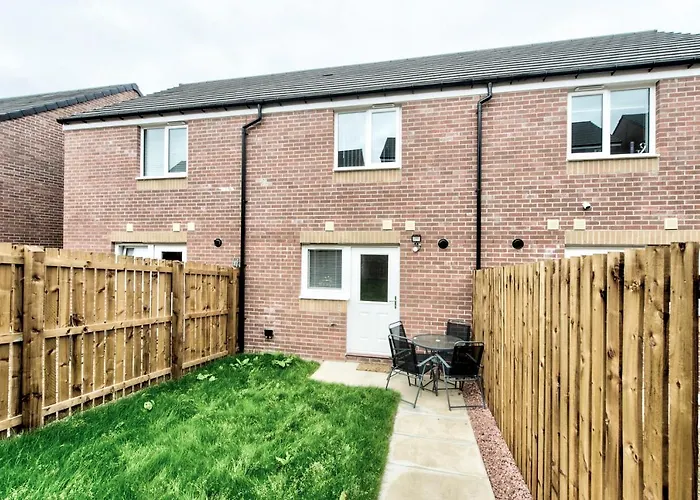 2-Bedroom Holiday Home With Private Garden & Parking